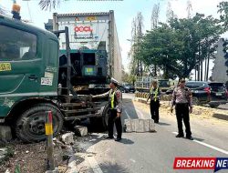 Tanggap Laporan Warga, Polisi Urai Kemacetan Akibat Laka Tunggal di Plosowahyu Lamongan