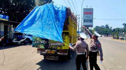 Tekan Risiko Kecelakaan, Satlantas Polres Ngawi Edukasi Pengemudi Angkutan Tebu di Jalan Raya Solo