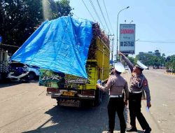 Tekan Risiko Kecelakaan, Satlantas Polres Ngawi Edukasi Pengemudi Angkutan Tebu di Jalan Raya Solo