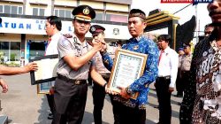 Upacara Khusus di Polres Lamongan: Aiptu Asim Naik Pangkat IPDA, 59 Warga dan Polisi Terima Penghargaan