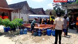 Babinsa Bringin Kawal Distribusi Air Bersih untuk Warga Kenongorejo yang Dilanda Kekeringan