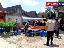 Babinsa Bringin Kawal Distribusi Air Bersih untuk Warga Kenongorejo yang Dilanda Kekeringan