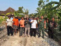 Banbinsa Koramil Paron Bersama Warga Gotong Royong Bangun Jalan dan Paving di Desa Jambangan