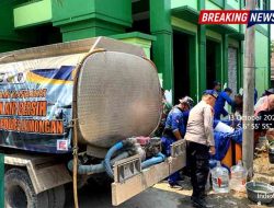 Ringankan Beban Warga Tlogoretno, Polres Lamongan Turunkan Bantuan Air Bersih
