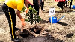 Green Policing, Polres Kediri Tanam Puluhan Bibit Pohon di Pondok Nurul Hakim