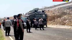 Polresta Malang Kota Kerahkan Mobil Water Cannon Bantu Tangani Kebakaran TPA Supit Urang