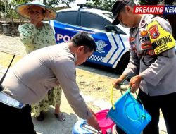 Respon Cepat Bencana Kekeringan, Satlantas Polres Ngawi Salurkan Sedekah Air Bersih