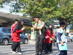 Sapa Pagi, Kapolres Kediri Turun ke Jalan Sapa Warga dan Pelajar