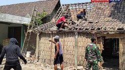 Semangat Gotong Royong, Babinsa Karangjati Bersama Warga Kerja Bakti Bongkar Rumah Pak Sujito