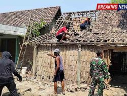 Semangat Gotong Royong, Babinsa Karangjati Bersama Warga Kerja Bakti Bongkar Rumah Pak Sujito