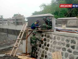 Wujudkan Mutu Terbaik, Finishing Jembatan TMMD Kodim Ngawi Gandeng Tukang Setempat