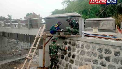 Wujudkan Mutu Terbaik, Finishing Jembatan TMMD Kodim Ngawi Gandeng Tukang Setempat