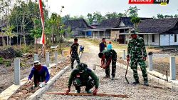 Kompak Tanpa Batas, Satgas TMMD Kodim Ngawi dan Warga Mulai Ratakan Permukaan Jalan untuk Paving