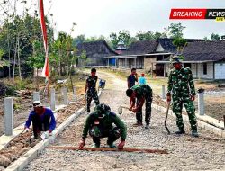 Kompak Tanpa Batas, Satgas TMMD Kodim Ngawi dan Warga Mulai Ratakan Permukaan Jalan untuk Paving