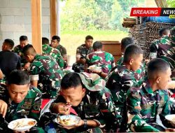 Keseruan Istirahat Siang Satgas TMMD 130 Ngawi, Menu Sederhana Pembakar Semangat Pengabdian